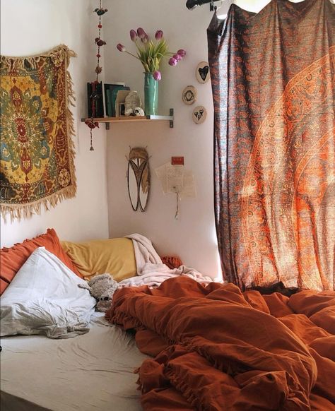 Small Bedroom Ideas Eclectic, Room Decor Bedroom Boho, Granola Dorm Room, Boho Bedroom Aesthetic, Colorful Boho Bedroom, Coffee Orders, Corner Bed, Boston Apartment, Lil Mama