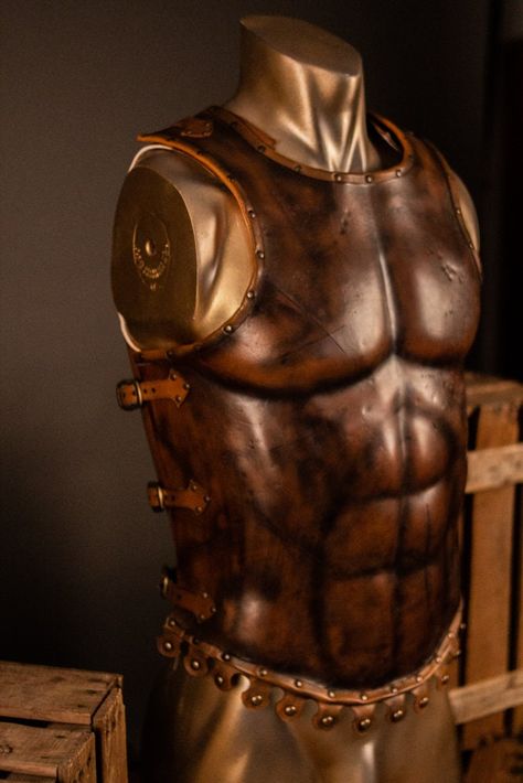 In classical antiquity, the muscular armor or lorica musculata was one of the most popular. Represented innumerable times in video games and movies, the anatomical or heroic cuirass is a type of breastplate that fits the torso of the wearer and is designed to imitate an idealized human physicist according to the Greek vision. If you want to dress like a true Roman general, or a Greek deity, this armor can not be missing in your outfit. Made with vegetable-tanned cowhide leather, slightly hardene Classical Antiquity, Roman General, Female Armor, Celtic Dragon, Leather Armor, Tan Cowhide, Cosplay Characters, Mens Costumes, Cool Items