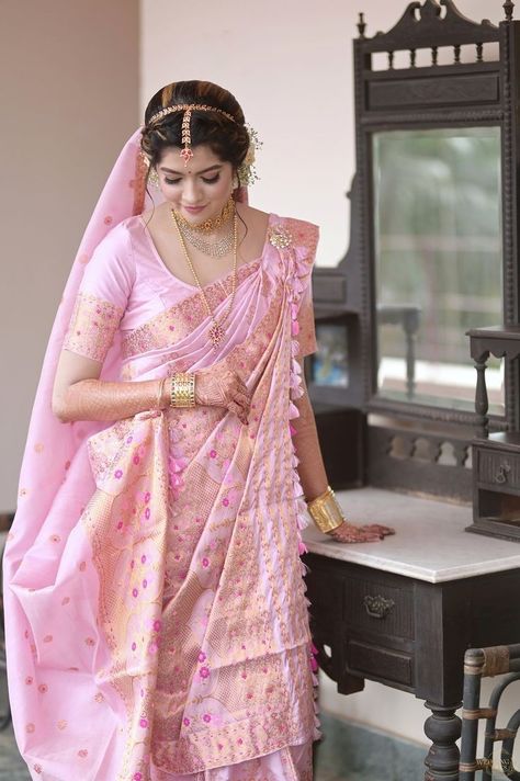 Assamese Bridal Look, Pink Saree Bridal Look, Bengali Bride Aesthetic, Assamese Wedding Dress, Bengali Bride Traditional Look, Bengali Wedding Look, Rouge Comic, Assamese Bride, Mekhela Sador