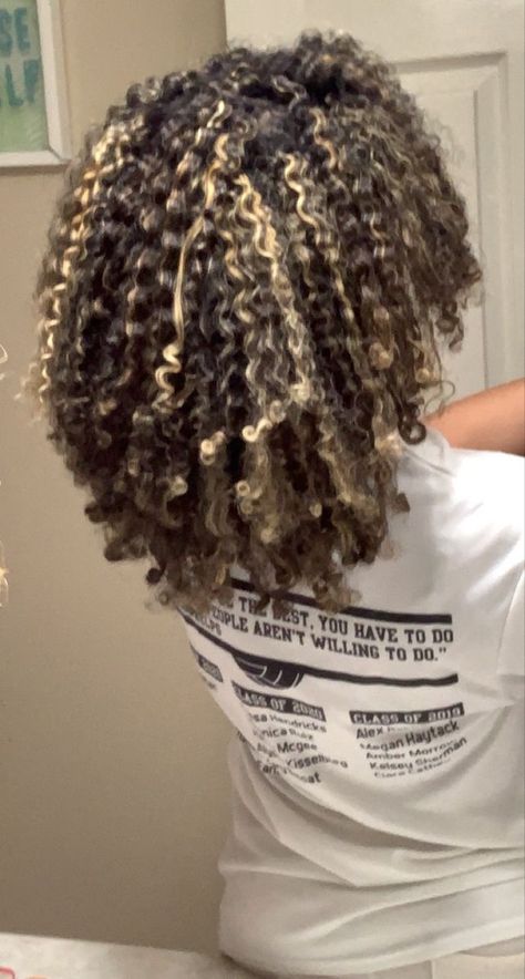 Black Curls With Blonde Highlights, Highlights On Mixed Curly Hair, Streaks In Hair Curly, Color Hair For Curly Hair, Hilight Curly Hair, Blonde Streaks On Curly Hair, 3b Curly Hair Dye Ideas, Blonde Tips On Curly Hair, Blonette Hair Highlights Curly Hair