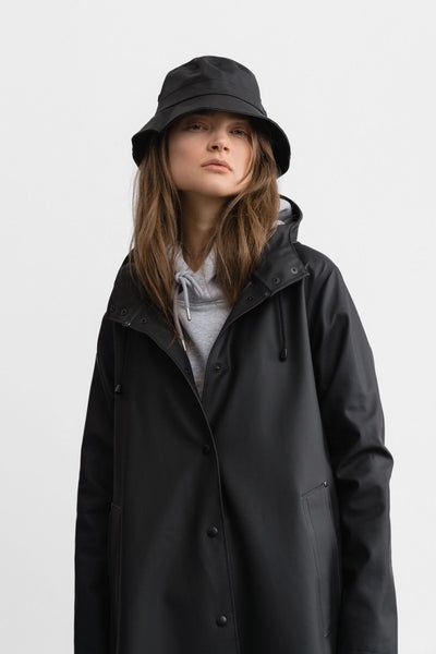 Long Raincoat, Rains Long Jacket, Raincoat Outfit, Black Raincoat, Long Rain Coat, Stockholm Style, Long Cut, Raincoats For Women, Stockholm Fashion