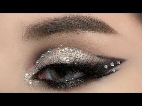 White Glitter Makeup, Kill Makeup, Medusa Makeup, Glitter Makeup Tutorial, Black And White Makeup, Silver Eye Makeup, Black Eye Makeup, Mekap Mata, 20 Makeup