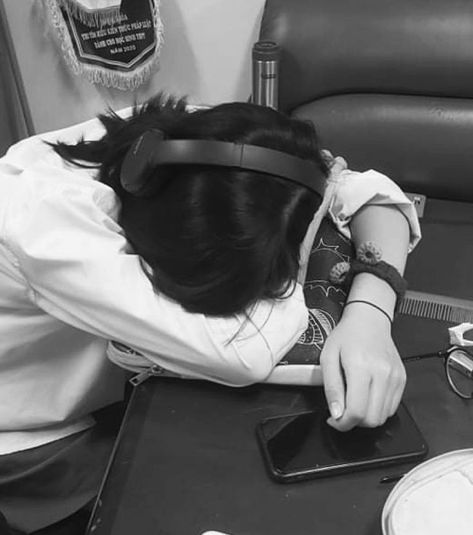 Laying In Bed With Headphones Aesthetic, Headphone Profile Pic, Headphone Aesthetic Girl, Pfps With Headphones, Headphones On Aesthetic, Black Aesthetic Headphones, Musik Aesthetic Pict, Picture With Headphones, Headphone Girl Aesthetic