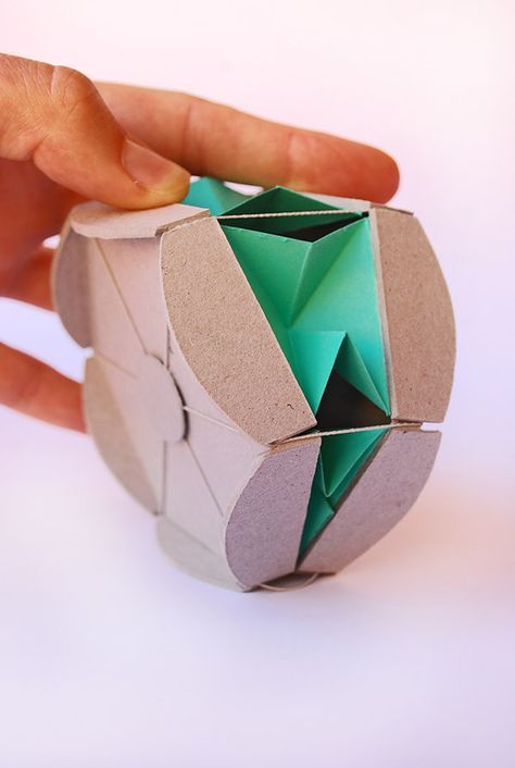 Kinetic Origami, Moving Origami, Packaging 2023, Models Architecture, Geometric Lamp, Concept Models Architecture, Origami And Kirigami, Paper Engineering, Paper Magic