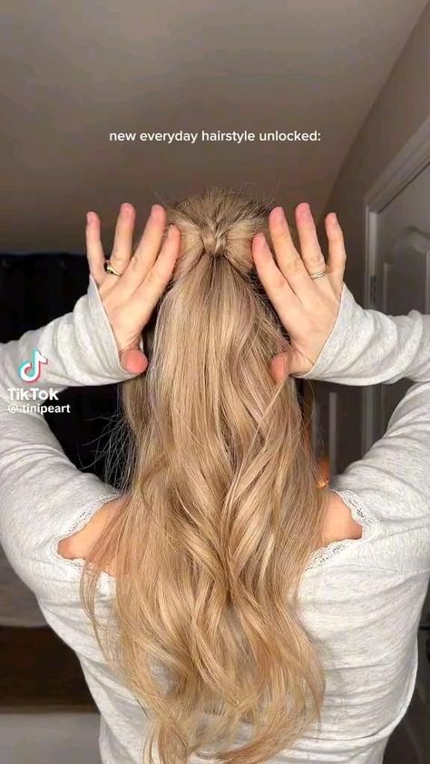 aesthetic bow hairstyle Down Curly Hairstyles, Party Hairstyles For Long Hair, Curly Hair Half Up Half Down, Formal Hairstyles For Long Hair, Hair Style Vedio, Hair Inspiration Long, Half Up Half Down Hair Prom, Wavy Hairstyles Medium, Hairstyles For Layered Hair