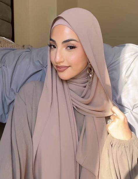 flowy full coverage non tight hijab style inspiration Tight Hijab Style, Hijab With Hair Showing, Flowy Hijab Tutorial, Pakistani Eid Outfits, Full Coverage Hijab, Jersey Hijab Style, Eid Outfit Ideas, Modest Outfits Muslim, Simple Hijab Tutorial