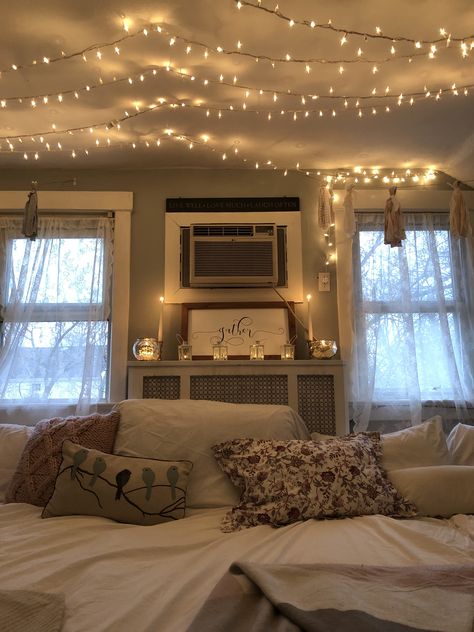 Cozy Party Aesthetic, Cozy Bday Party, Living Room Sleepover Ideas, Sleepover Ideas Birthday, Living Room Sleepover, Fairy Light Ceiling, Cozy Party, Comfy Bedroom, Fairy Lights Bedroom