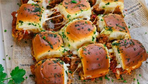 Italian Sausage Sliders Hawaiian Rolls, Spicy Italian Sliders Hawaiian Rolls, Spicy Sliders, Hawaiian Roll Breakfast Sliders Sausage, Spicy Italian Sliders, Hot Italian Sun Sliders, Italian Sausage Sliders, Hawaiian Roll Sliders Beach, Sausage Sliders