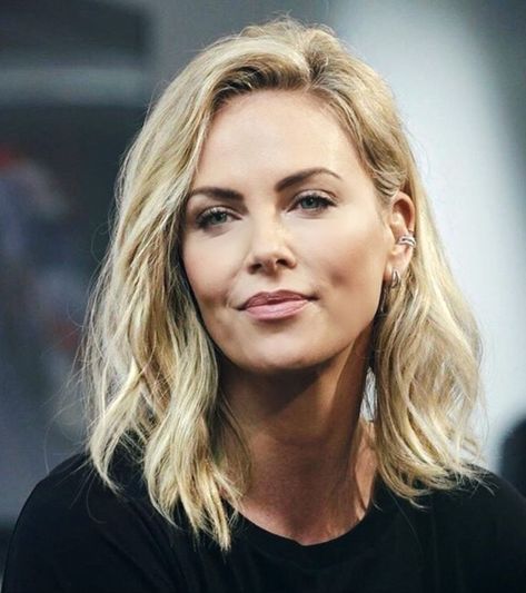 // b l o n d e Charlize Theron, Charlize Theron Short Hair, Charlize Theron Hair, Charlize Theron Style, Mtv Movie Awards, Black Ops, Hair Dos, Us Army, Fashion Makeup