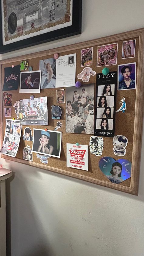 𝐦𝐢���𝐧𝐞 ! 𝐝𝐨 𝐧𝐨𝐭 𝐫𝐞𝐩𝐨𝐬𝐭 ! ☆ #corkboard #kpop #corkboardideas Bulletin Board Picture Ideas, Croquis, Pin Board With Photos, Corkboard Organization Ideas, Bulletin Board For Home, Pretty Cork Board Ideas, Bulletin Board Ideas Aesthetic Bedroom, Kpop Cork Board Ideas, Cute Pinboard