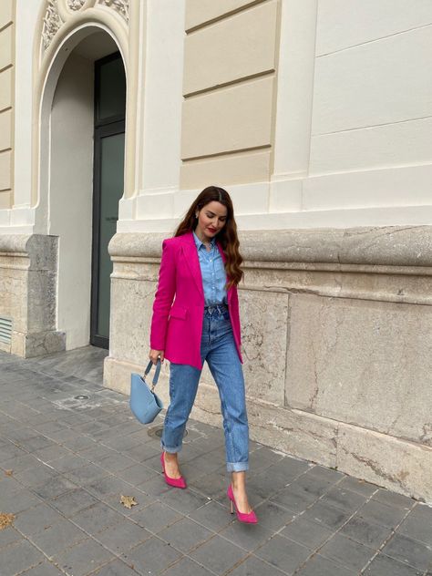 Fuchsia Outfit, Denim Shirt Outfit, Blazer And Jeans, Blazer Outfits For Women, Mom Jeans Outfit, Jeans Outfit Women, Denim On Denim, Zara Outfit, Pump Heels