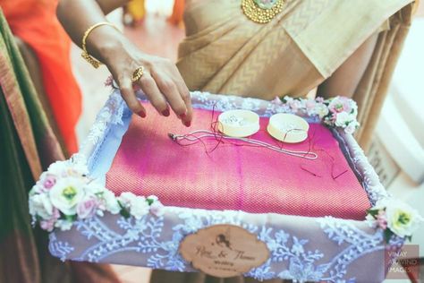 Manthrakodi basket/box.... wood, moss, burlap... I think I'm liking it Wedding Saree Basket Decoration, Indian Wedding Basket Decoration, Manthrakodi Basket, Engagement Basket, Wedding Trays, Indian Wedding Gowns, Luxury Packaging Design, Marriage Decoration, Indian Bridal Hairstyles