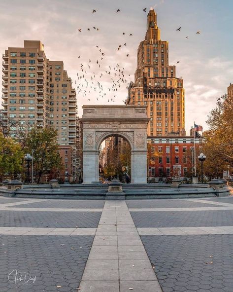 Washington Square Park, New York, New York Square Asthetic Photos, Urban Architecture Photography, Washington Square Park Nyc, Union Square Nyc, New York Landscape, Downtown Buildings, Environment Photography, Nyc Photos, Nyc Baby