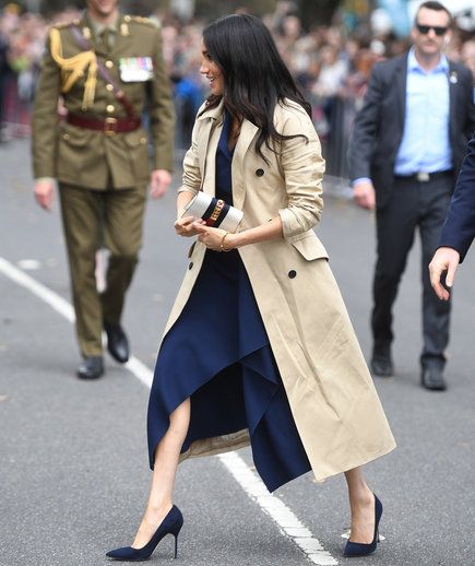 Martin Grant Cotton Gabardine Trench Coat-Meghan Markle - Dress Like A Duchess Meghan Markle Dress, Kay Kay, Gucci Clutch, Meghan Markle Style, Trench Coat Outfit, Beige Trench Coat, Coat Outfit, Capsule Outfits, Sheer Tights