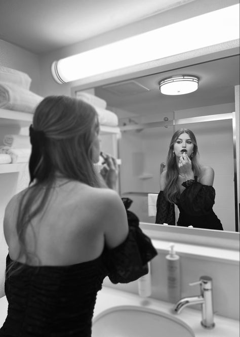 Mirror Lipstick Writing Photography, Photo Idea In Mirror, Photography Poses With Mirror, Looking In Mirror Pictures, Mirror Poses Women, In Door Photoshoot Ideas, Mirror Getting Ready Aesthetic, Photo Poses In Mirror, Writing On Mirror Photoshoot