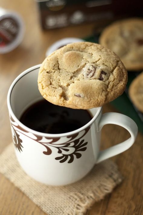 coffee chocolate chip Coffee Chocolate Chip Cookies, Cookies With Coffee, Coffee And Biscuits, Cookies And Coffee, Wishes And Dishes, Tea And Cookies, Cookie Coffee, Chocolate Chunk Cookie Recipe, Chocolate And Coffee