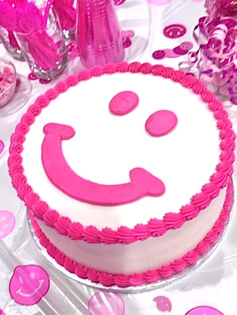 Preppy Birthday Ideas, One Happy Babe, Preppy Bday, Smiley Face Party, Smiley Birthday, Birthday Desert, Summer Birthday Cake, Bitmoji Outfits Baddie, Cakes For Teens