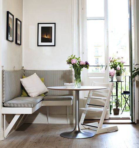 striped kitchen banquette by 50 temple street, via Flickr Modern Banquette, Banquette Ideas, Kitchen Banquette, Charming Kitchen, Banquette Seating, Family Dining, Kitchen Benches, Kitchen Nook, Built In Bench