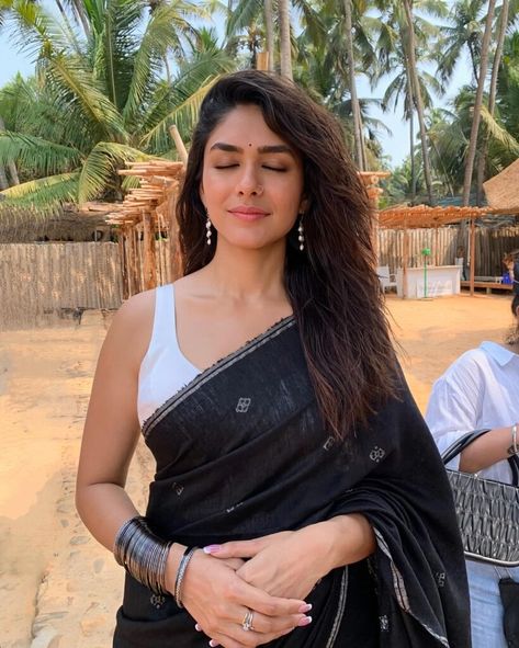 11 Stunning and Hot Pictures of Mrunal Thakur (National Crush) Iswarya Menon, Saree Black, Mrunal Thakur, Best Actress Award, Black Saree, Hottest Pic, Saree Look, Telugu Movies, Film Awards