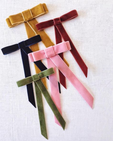 2,227 Likes, 30 Comments - Erica Chan Coffman (@honestlywtf) on Instagram: “Velvet bows 🎀 #DIY coming soon . . .” Diy Velvet Ribbon, Velvet Ribbon Bow, Pompon Diy, Fabric Shears, Macrame Feathers, Bow Barrette, How To Make A Pom Pom, Pom Pom Crafts, Diy Bow