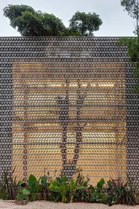 Cobogós: A Brief History and Its Uses | ArchDaily Breeze Block Wall, Breeze Blocks, Brick Architecture, Metal Screen, Design Exterior, Facade Architecture, Facade Design, Metal Mesh, Concrete Wall