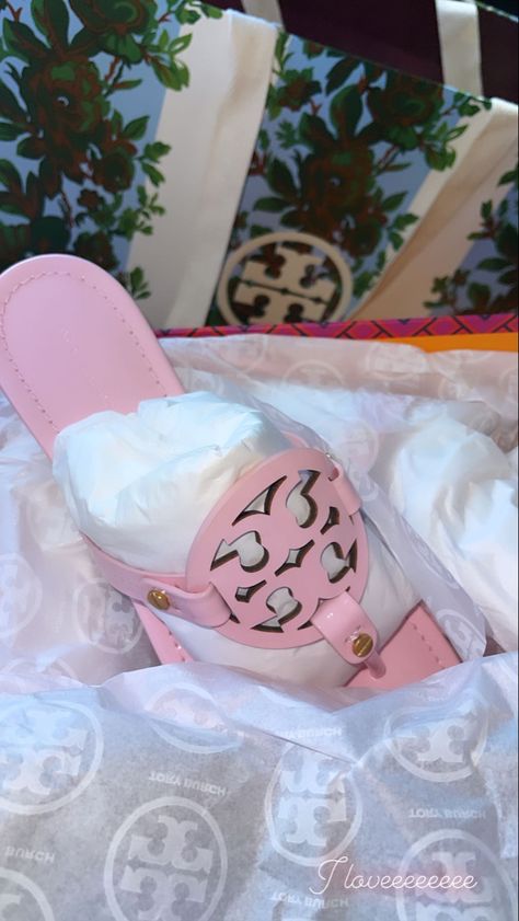 Tory burch, pink tory burch, sandals, pink sandals, summer outfit, summer outfits black girl, outfit inspiration, outfit ideas, outfit ideas black girl, designer, designer sandals Sandals Tory Burch, Pink Tory Burch Sandals Outfit, Cute Designer Outfits, Pink Birthday Gifts, Pink Tory Burch Sandals, Tory Burch Sandals Outfit, Outfit Ideas Black, Summer Outfits Black, Designer Slides