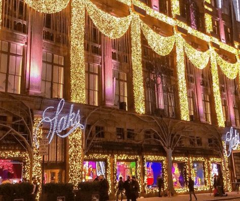 Saks Fifth Avenue Light Show 2022 Saks Fifth Avenue Nyc Christmas, Saks Fifth Avenue Aesthetic, 5th Avenue New York, Rockefeller Center Christmas, Rockefeller Center Christmas Tree, Christmas Light Show, Snowflake Lights, Nyc Christmas, Santa Claus Is Coming To Town