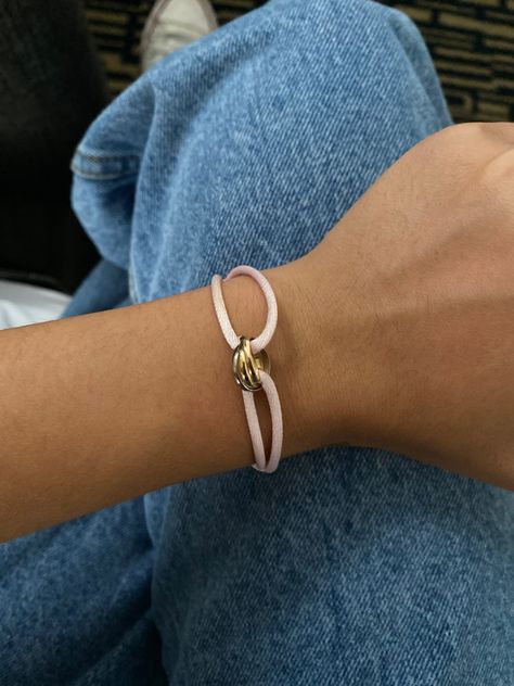 Outfit Inspo Clean Girl, Cartier Trinity Bracelet, Christmas Core, Old Money Hairstyles, Hairstyles Brunette, Trinity Bracelet, Core Fashion, Gold Bracelets Stacked, Silk Bracelet