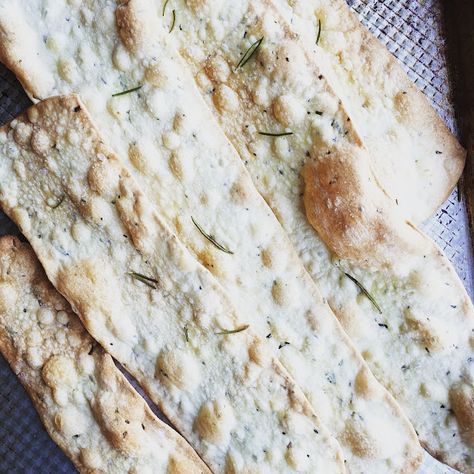 Italian Crackers Recipe, Homemade Rosemary Crackers, Rosemary Crackers Recipe, Italian Crackers, Rosemary Flatbread, Rosemary Crackers, Crispy Flatbread, Savoury Crackers, Homemade Flatbread