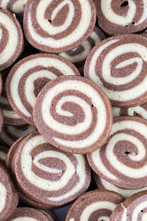 Chocolate Pinwheel Cookies: the perfect combination of soft and crispy, chocolate and vanilla, fun to make and visually stunning. #bunsenburnerbakery #cookies #pinwheelcookies #christmascookies Pin Wheel Cookies, Chocolate Pinwheel Cookies, Homemade Irish Cream, Cookie Brownie, Vegetable Tart, Roasted Tomatillo, Bunsen Burner, Cookie Stand, Pinwheel Cookies