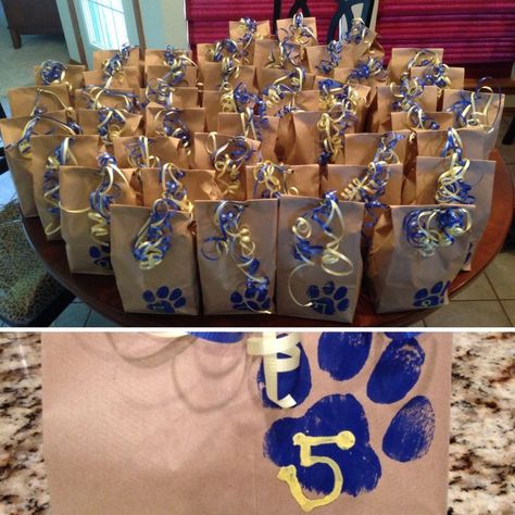 Cute Football Team Snacks, Football Bags Goodie, Goodie Bags For Sports Teams, Cute Cheer Gifts Goodie Bags, Spirit Bags Ideas Sports, Football Team Treats Goodie Bags, Homecoming Goodie Bag Ideas, Cheer Goodie Bags Ideas Team Snacks, Cheerleading Snack Ideas Goodie Bags