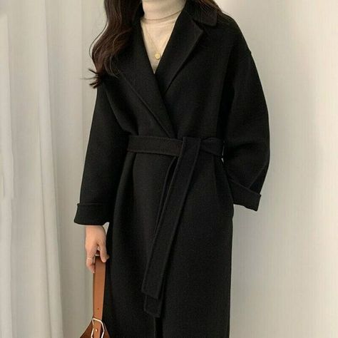 Wool Coat Outfit, Black Coat Outfit, Mantel Outfit, Jacket Belt, Woolen Coat Woman, Black Overcoat, Long Black Coat, Elegant Coats, Loose Cardigan