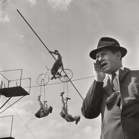 Circus director John Ringling North is seen in front of the Alzanas high-wire act Stanley Kubrick Photography, Kubrick Photography, Dramatic Photos, Andre Kertesz, Fritz Lang, Circus Performers, Look Magazine, New York Photos, Clockwork Orange