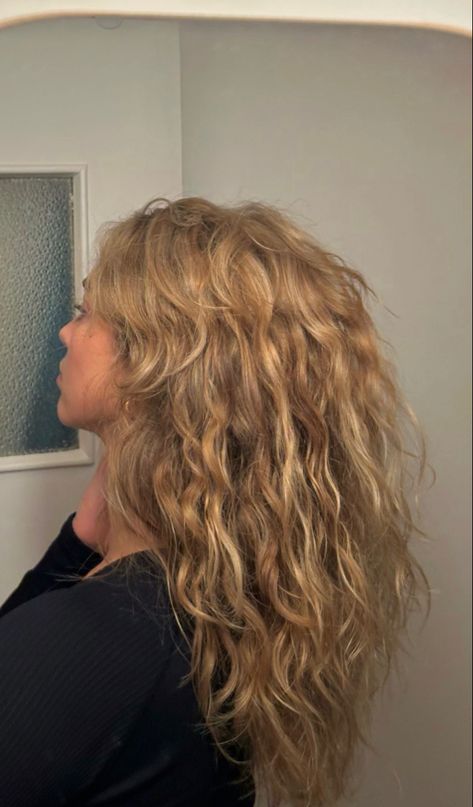 Shaggy Blonde Hair Long Shag, Dimensional Blonde Natural Curly Hair, Haircut For Curly And Straight Hair, Medium Length Haircut For Thick Hair Long Layered Blonde, Wispy Curtain Bangs Fine Hair, Wolfcut Hair Long Blonde, Kate Hudson Curly Hair, Messy Crimped Hair, Curly Cut Long Hair