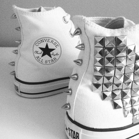 White Converse high top sneakers with silver pyramid studs at sides and silver cone spikes along back.. DIY the look yourself: http://mjtrends.com/pins.php?name=studs-and-spikes-for-sneakers Zapatillas All Star, Upcycle Shoes, Studded Converse, Studs And Spikes, Mode Shoes, All Stars Converse, Awesome Shoes, White Converse, Backstreet Boys