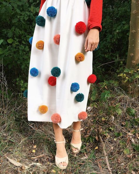 Skirts Diy, Pom Pom Skirts, Sukienki Maksi, Diy Kostüm, Sewing Inspiration, Pom Poms, Diy Fashion, Vintage Stil, Look Fashion