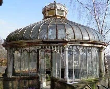 𝐕𝐢𝐜𝐭𝐨𝐫𝐢𝐚𝐧 𝐇𝐨𝐮𝐬𝐞𝐬 on Twitter: "Abandoned victorian era greenhouse… " Victorian Greenhouse, Glass Houses, Abandoned Homes, Green Houses, Forgotten Places, Abandoned Mansions, Garden Sheds, Old Building, Abandoned Buildings