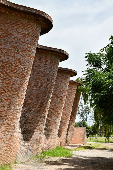 Gallery of The Intricate, Undulating Brickwork at Eladio Dieste's Cristo Obrero Church in Uruguay - 4 Brick Arch, Unusual Buildings, Brick Architecture, Curved Walls, American Architecture, Green Architecture, Brick Facade, Unique Buildings, Brick Building