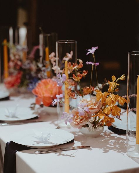 Kumiko & Tausif’s Ikebana-style flower arrangements created by Britlyn Simone Floral still have us swooning! The Japanese floral designs, chosen to represent the bride’s Japanese background, also included hand-folded origami paper cranes. The groom’s Bagladeshi background was reflected in the color palette of pinks and oranges to represent décor often worn by Bengladeshi brides. The couple also paid homage to their current home in Hawaii with Hawaiian florals on their cake topper and Hawai... Ikebana Table Setting, Japanese Wedding Aesthetic, Ikebana Flower Arrangement Wedding, Ikebana Wedding Centerpieces, Japanese Wedding Table, Japanese Table Setting Decor, Japanese Mood Board, Japanese Tablescape, Wedding Ikebana