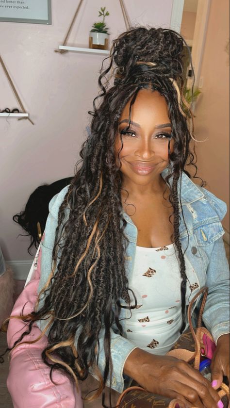 #jahlocs #locs #proctectivestyles Fair Outfit Ideas Spring, Blonde Boho Faux Locs, Two Tone Faux Locs, Styling Boho Locs, Jah Locs With Curls, Boho Faux Locs Hairstyles, Jah Locs Hairstyles, Locs And Braids Together, Color Faux Locs Black Women