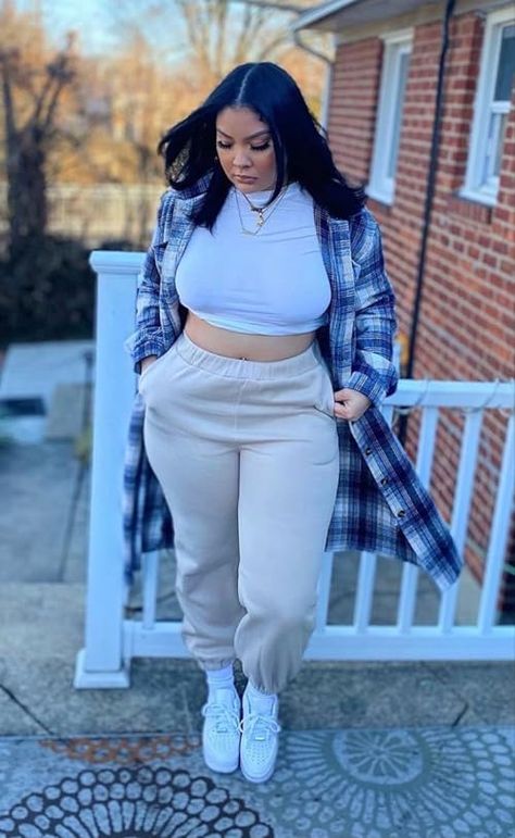 Plus Size Outfits With Air Force 1, Plus Size Casual Streetwear, Plus Winter Outfits 2022, Baddie Winter Outfits Cold Plus Size, Sweatpants Outfit Curvy, Plus Size Fall Baddie Outfits, Plus Size Jordan 1 Outfit, Thick Body Outfits Winter, Cute Comfy Outfits Plus Size