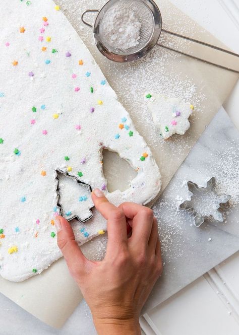 Diy Christmas Marshmallows, Christmas Marshmallow Ideas, Funfetti Marshmallows, Marshmallow Homemade, Holiday Marshmallows, Snowflake Marshmallows, Diy Marshmallows, Funfetti Christmas, Christmas Marshmallows