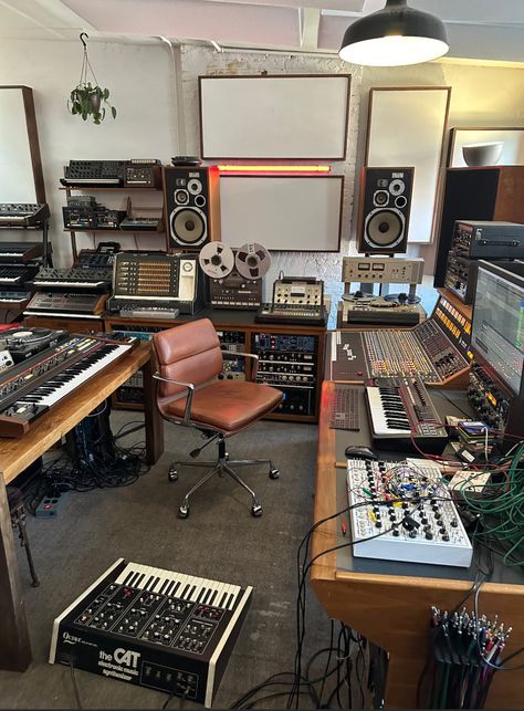 Mid Century Music Studio, Vintage Recording Studio, Audio Engineer Aesthetic, Music Production Room, At Home Recording Studio, Garage Music Studio, Photo Studio Aesthetic, Basement Music Studio, Music Studio Interior