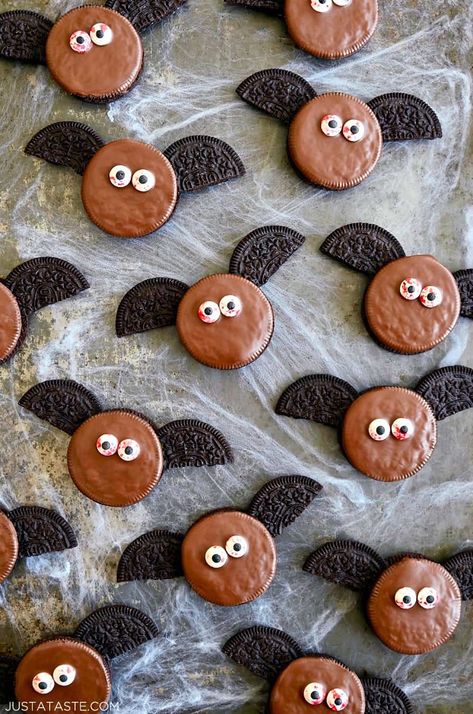 No-Bake Oreo Bat Cookies Oreo Spider Cookies, Spider Cookies Halloween, Halloween Bat Cookies, Bat Cookies, Pinwheel Sugar Cookies, Greek Yogurt Banana Bread, Festive Dessert Recipes, Bats Cookies, Spider Cookies