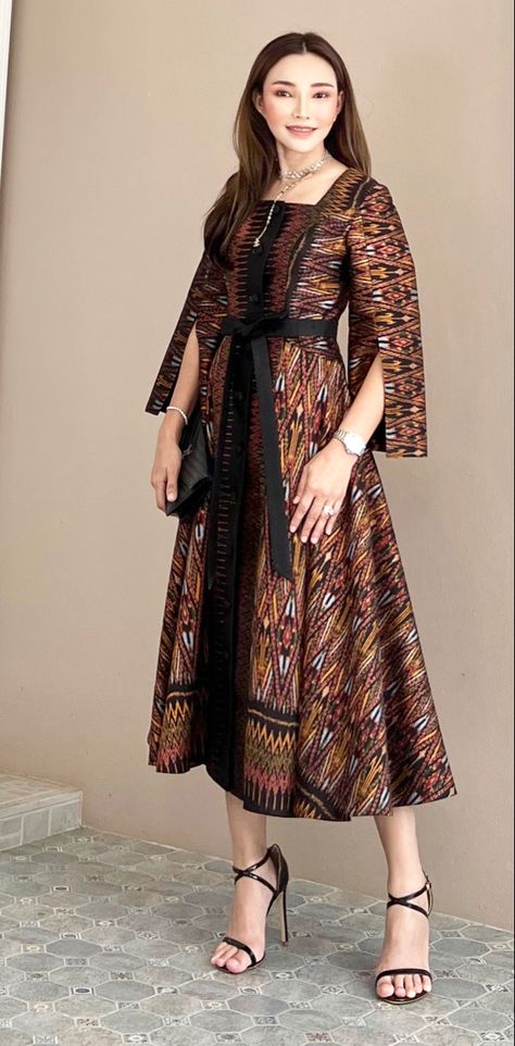 Dress Ulos Batak Modern, Batik Dress Modern Gowns, Modern Batik Outfit, Model Baju Batik Modern Dresses, Dres Batik Kombinasi Brokat, Model Dress Tenun, Blouse Batik Modern Kombinasi, Dress Batik Hijab, Batik Dress Modern Simple