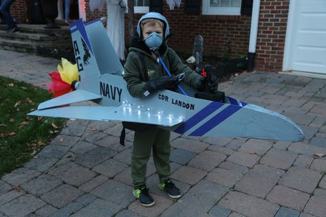 My little #TopGun #Maverick!  Halloween DIY for 2016. @anglswngs Jet Halloween Costume, Cardboard Airplane Costume, Airplane Halloween Costume, Diy Airplane Costume, Family Airplane Costumes, Diy Maverick Costume, Diy Pilot Costume Kids, Transportation Parade, Plane Costume