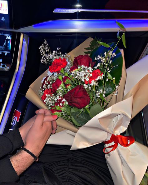 Rose Couple, Car Hand Pic, Roses In Car, Flowers For Gf Snapchat, Rose In Car Snap, Fake Bouquet Snapchat, Flowers In Car Snapchat, Roses In Car Aesthetic, Couple In Car