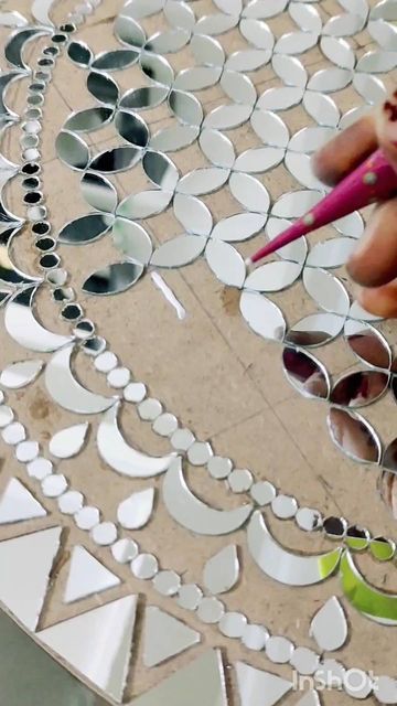 Mirror Mosaic Diy, Mirror Art Painted, Mosaic Art Painting, Mirror Mosaic Art, Mirror Design Ideas, Stained Glass Mosaic Mirror, Lippon Art, Painted Mirror Art, Mosaic Mirror Frame