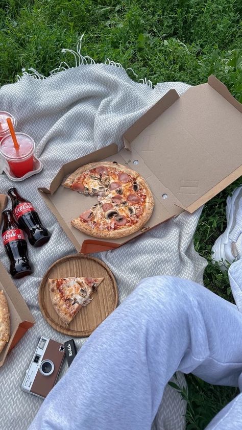 Pizza Picnic, Picnic Date Food, Picnic Photography, Sleepover Food, Picnic Date, Picnic Food, Picnic Foods, A Picnic, Summer Picnic