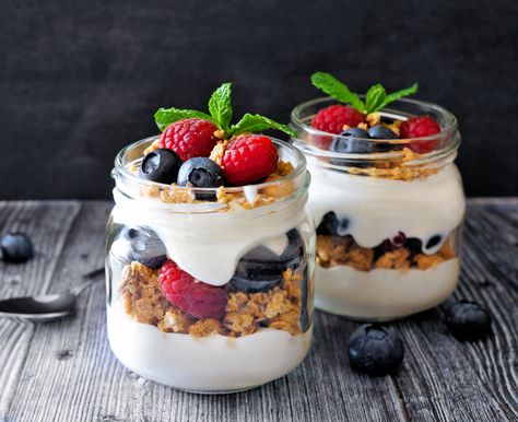 Yoghurt Parfait, Chia Puding, Menu Sarapan Sehat, Fruit Parfait, Parfait Recipes, Lactobacillus Acidophilus, Food Swap, Yogurt Greco, Yogurt Parfait